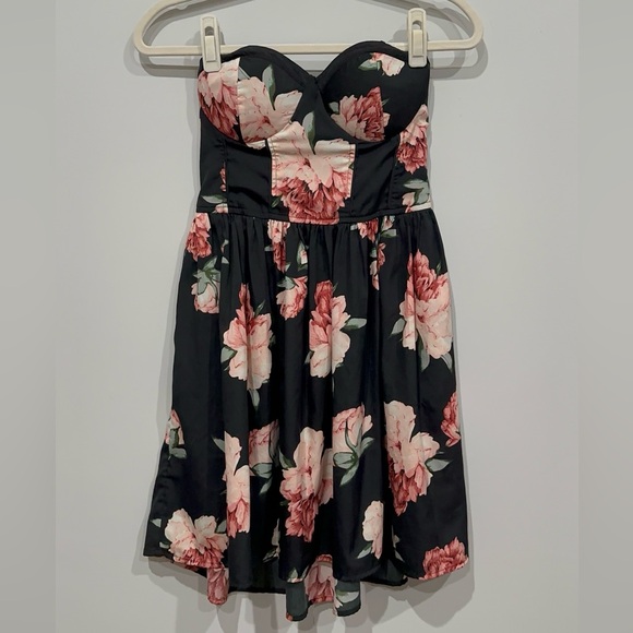 Band of Gypsies Dresses & Skirts - Band of Gypsies Black Floral Strapless Mini Dress - Size: M